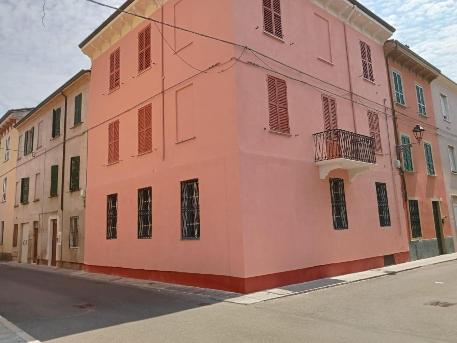 Fiore Apartments Фьоренцуола-д'Арда Экстерьер фото